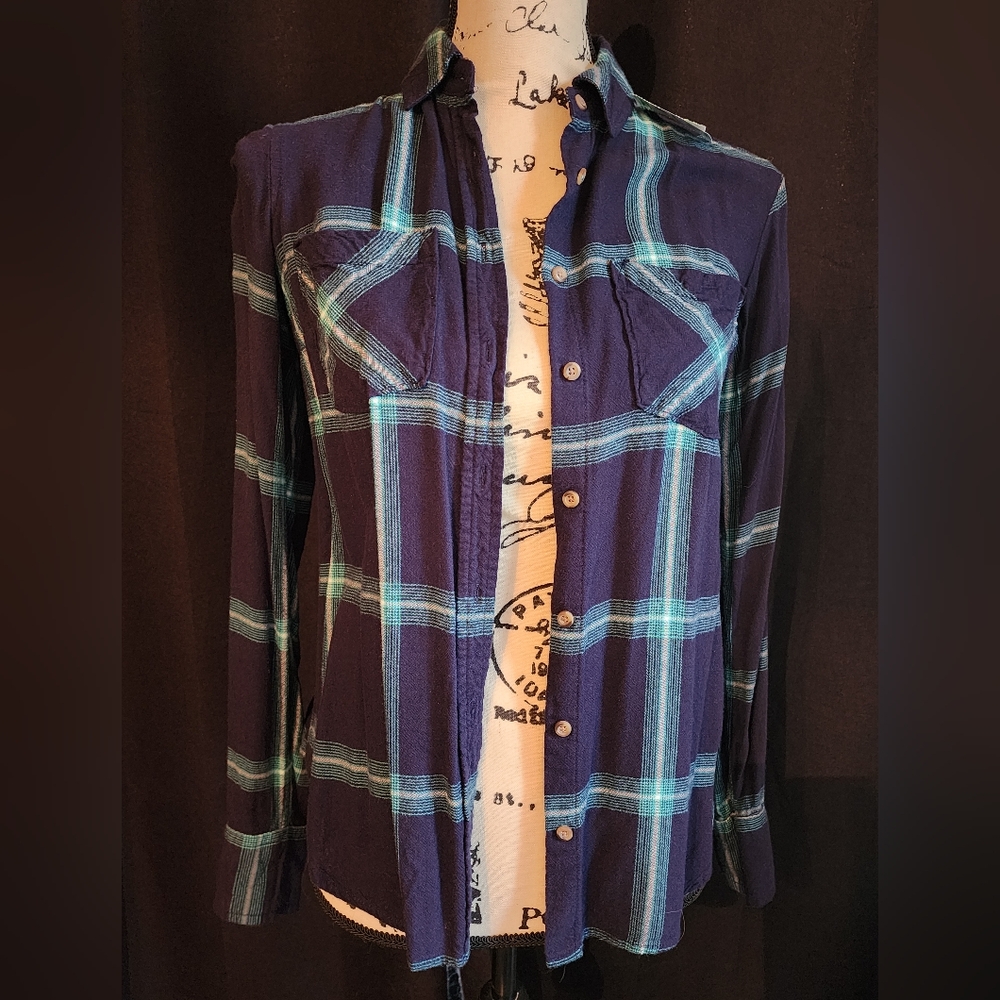 🔴 Blue and Green Plaid Button-Up Shirt